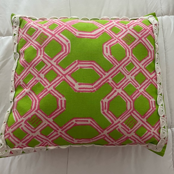 Lilly Pulitzer accent pillow and 2 crib sheets. Washed - VGUC. - Picture 5 of 5